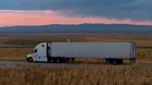 Sunset Drive Semi Truck Desert Steppe Staande Weg Beelden Zicht — Stockvideo