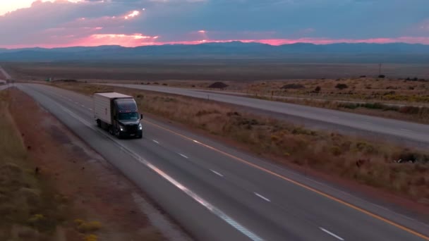 Sunset Drive Semi Vrachtwagens Desert Steppe Hoge Kwaliteit Beeldmateriaal Zicht — Stockvideo