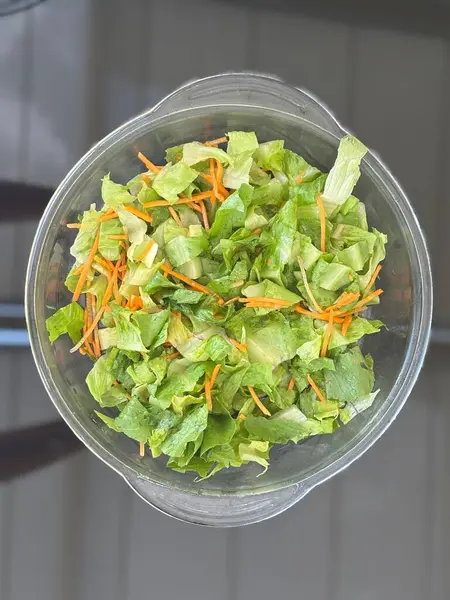 Bir kasede taze yeşil salata