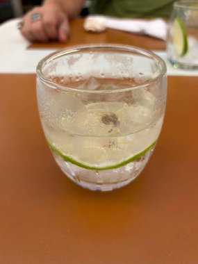 Buz ve limon ile su bir bardak