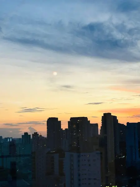 Şehrin üzerinde gün batımı