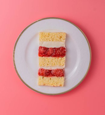 Tabağında çilek ve peynir olan sünger pastası. 