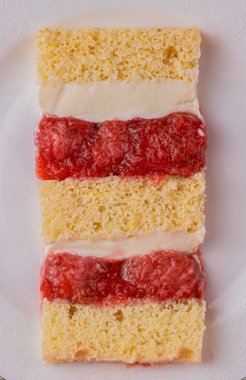 Çilekli ve peynirli sünger keki.  