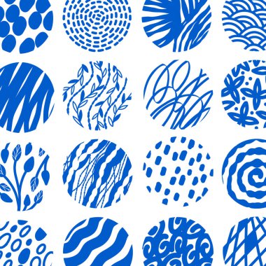 Mavi dairelerde el çizimi geometrik ve organik desenler içeren soyut bir arka plan. Çeşitli doku ve çizgi elementlerine sahip modern sanatsal tasarım. 