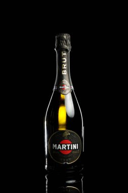 Martini Brut Köpüklü Şarap Şişesi Siyah Arkaplanda. Yüksek kalite fotoğraf