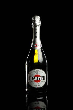 Siyah Arkaplanda Martini Asti Köpüklü Şarap Şişesi. Yüksek kalite fotoğraf