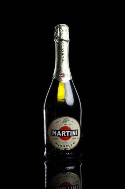 Siyah arka planda yansıması olan Martini Prosecco şişesi. Yüksek kalite fotoğraf