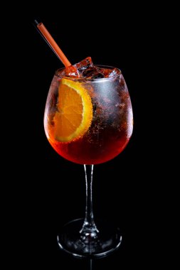 Portakal dilimli Aperol kokteyli ve siyah arka planda bir bardakta buz. Yüksek kalite fotoğraf