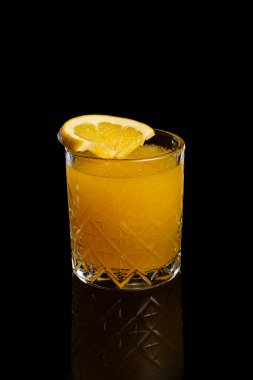 Koyu arkaplanda ev yapımı portakal limonatası. Yüksek kalite fotoğraf