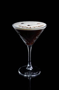 Siyah arka planda bir bardakta espresso martini kokteyli. Yüksek kalite fotoğraf