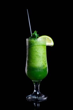 Siyah arka planda bardakta naneli limonata. Yüksek kalite fotoğraf