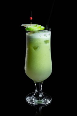 Siyah arka planda bir bardak içinde elma limonatası. Yüksek kalite fotoğraf