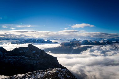 Saentis Sis Denizi ve Karlı Tepeler