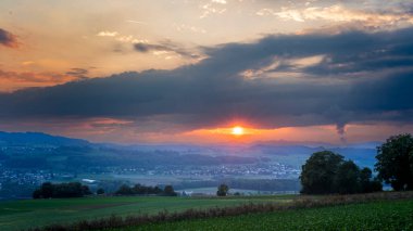 Seyahat ve Dağlar Güneş Işığı Doğada Oynuyor