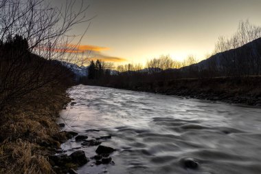 Sunset 'teki Akan Nehir Sonbahar Renkleri Hareketli
