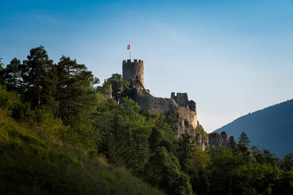 Jura Dağları 'ndaki Şato' nun üzerindeki güneş yıldızı doğayı harap ediyor.