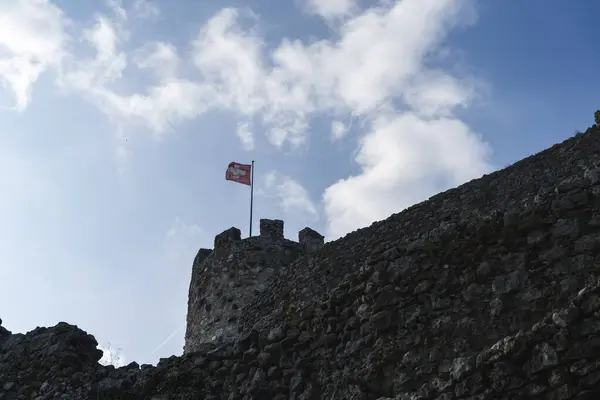 Jura Dağları 'ndaki Şato' nun üzerindeki güneş yıldızı doğayı harap ediyor.