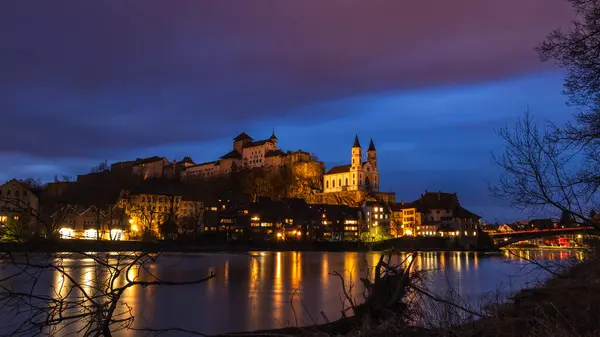 Aarburg 'da Aare Nehri' nin kenarında bir gece.