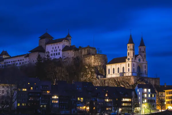 Aarburg 'da Aare Nehri' nin kenarında bir gece.