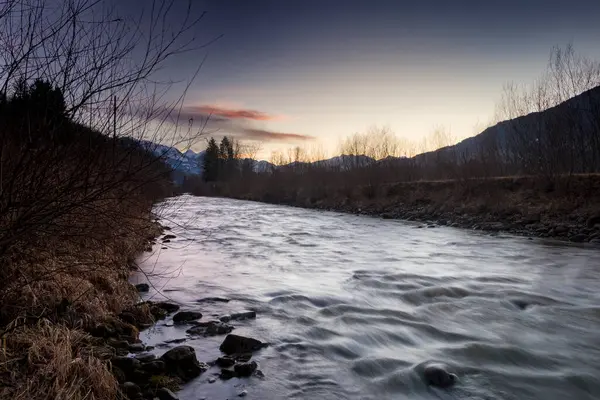 Sunset 'teki Akan Nehir Sonbahar Renkleri Hareketli