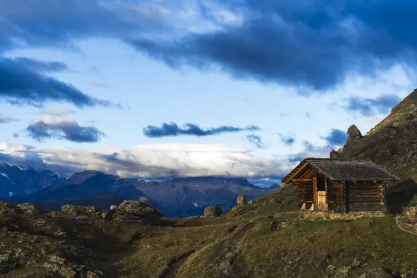 Alplerde Gün Doğumu Muhteşem Kalbin İçindeki Güne Başla