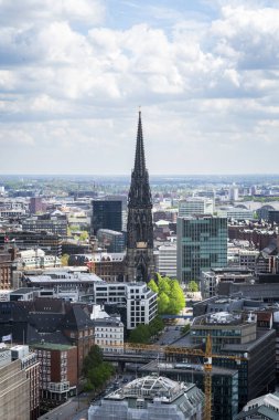 Güneşli bir günde Hamburg 'un canlı şehirleri