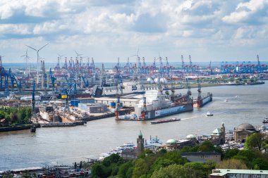 Güneşli bir günde Hamburg 'un canlı şehirleri