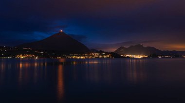 Thun Gölü ve Niesen 'in Sihirli Gece Manzarası