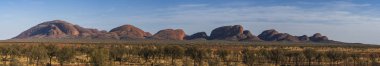 Majestic Kata Tjuta Kaya oluşumlarını keşfediyor