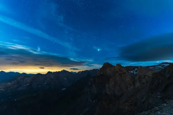 İsviçre Alplerinde Gitschen 'in Üzerinde Sihirli Gece Gökyüzü