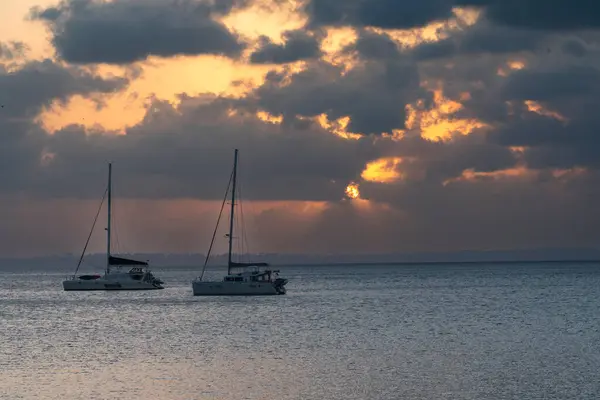 K 'gari' nin nefes kesici manzaralarını keşfediyorum.