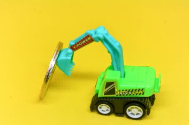 Oyuncak Kazıcı ve Gümüş Para