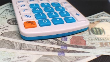 Aksesuar parası, film bütçesini, finansmanı veya yatırımı sembolize eden hesap makinesi.