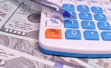 Aksesuar parası üzerindeki hesap makinesi ve kalem, film finansmanı ve bütçe yönetimini sembolize ediyor.