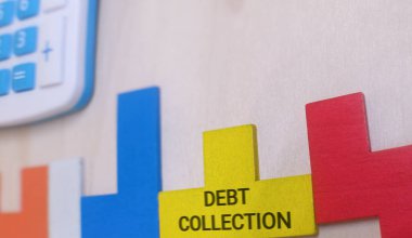 Renkli yapboz parçaları ve hesap makinesi borç tahsilatı ve mali yönetim kavramını gösteriyor.