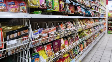 Konum: Keningau, Sabah Tarihi: 15 Mart 2025 Baharat ve Mevsimler Süpermarket Koridoru, Market Alışveriş, Aşçılık ve Gıda Perakendecisi.