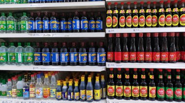 Konum: Keningau, Sabah Tarihi: 15 Mart 2025 Bir süpermarkette çeşitli Soya Sosu ve Sirkelerle Depolanmış Raflar, Market Alışveriş, Mutfak Malzemeleri ve Perakende Ürünleri Temsilcisi.