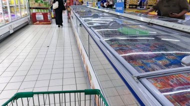 Konum: Keningau, Sabah Tarihi: 15 Mart 2025 Bir süpermarkette Donmuş Gıda Bölümü Önde bir Alışveriş Arabası, Bakkal Alışverişi, Donmuş Ürünler ve Perakende Perakende.