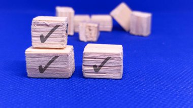 Tahta bloklar ve mavi işaretler. Konseptler: onay, anlaşma, başarı, görev tamamlama.