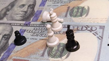 ABD doları banknotlarındaki siyah-beyaz satranç taşları, mali risk, stratejik kararlar ve piyasa değişkenliğini temsil ediyor.