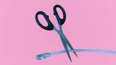 Bir ağ kablosunu pembe arkaplanla kesme makası internet bağlantısını kesme, dijital detoks ya da teknolojiden uzaklaşmayı temsil ediyor..