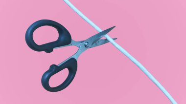 Bir ağ kablosunu pembe arkaplanla kesme makası bağlantısızlığı, dijital detoks veya teknolojiyle bağları koparmayı sembolize eder..