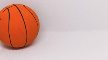 Basit beyaz bir arka planda klasik bir turuncu basketbol topu, oyuna hazır..