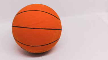 Temiz beyaz arka planda izole edilmiş canlı bir turuncu basketbol topu..