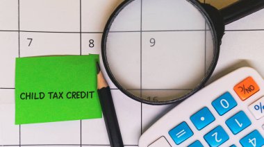 Yapışkan not, büyüteç, hesap makinesi ve takvimdeki 