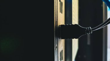 Bir porta bağlanmış HDMI kablosunun yakın çekimi. Teknoloji, multimedya, bağlantı kavramı.