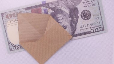 Bir aksesuar dolarının üzerindeki basit bir kahverengi zarf gizli ödemeleri, rüşvetleri veya gizli tasarrufları akla getiriyor..