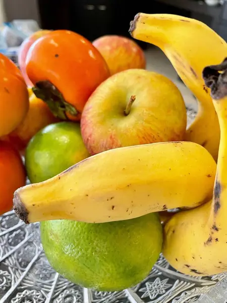 Canlı bir taze meyve düzenleme sarı muzlar, kırmızı ve yeşil elmalar, ve portakal hurmaları, sağlıklı beslenme ve beslenme duygusunu çağrıştırıyor, sağlıklı yeme alışkanlıklarını teşvik etmek için mükemmel..