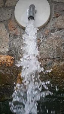 Yavaş çekimde çeşmeden akan su..