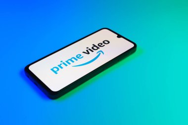 Prag, Çek: Logo asal video ile izole edilmiş arka planda modern akıllı telefon aygıtı